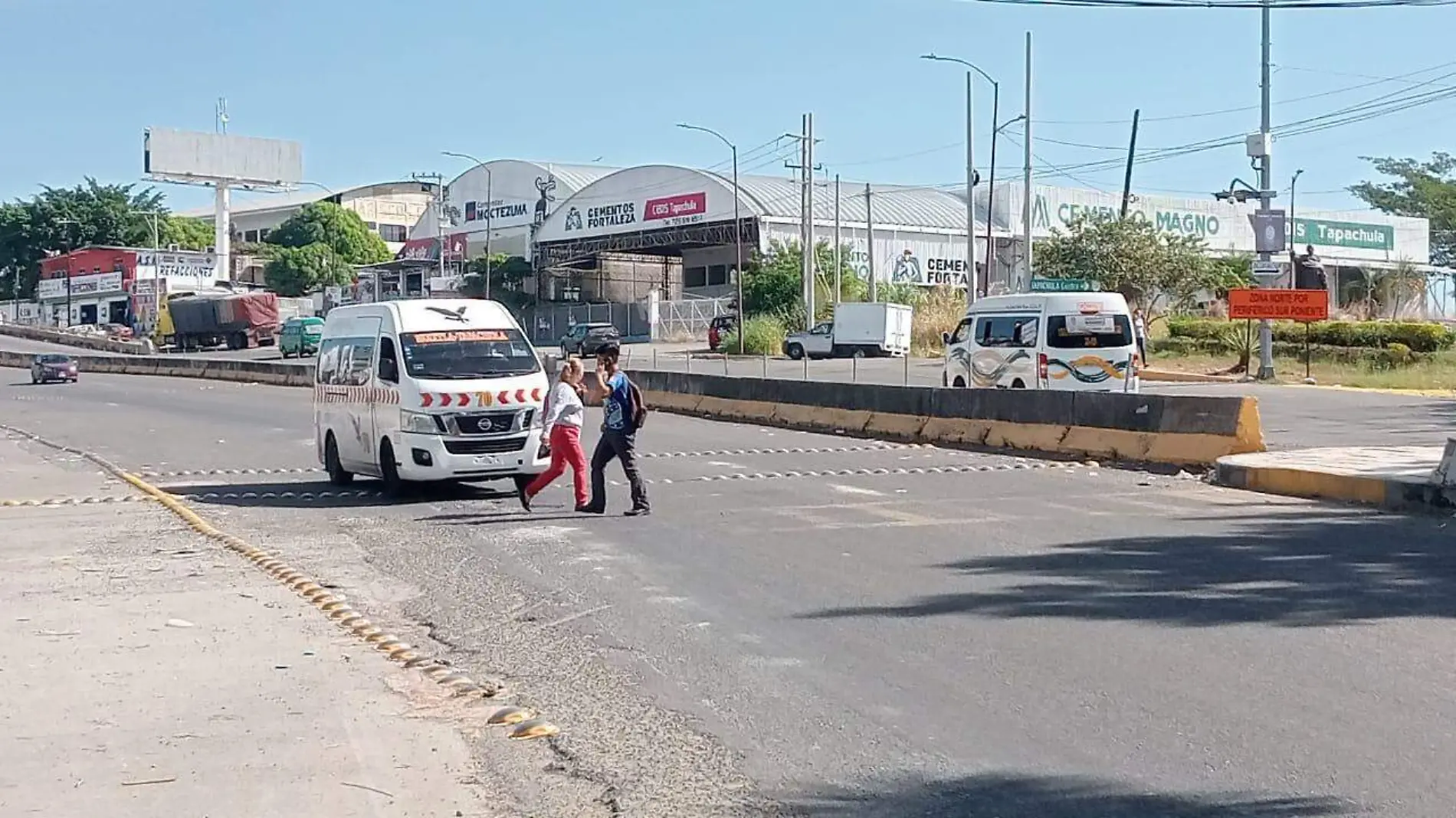 personas cruzando la carretera